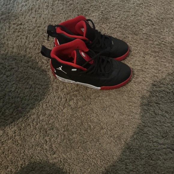 Kids Jordans just like new - Picture 2 of 3